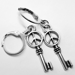 Серьги кольца с подвеской "Ключ - пацифик" (26х9 мм). Цена за пару. Бижутерия.