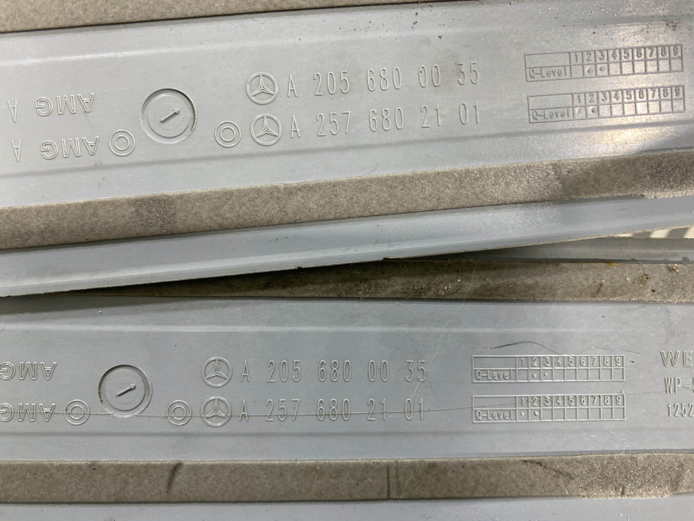 Накладки порога комплект Mercedes C (W205) 14-нв Б/У Оригинал A2056800035