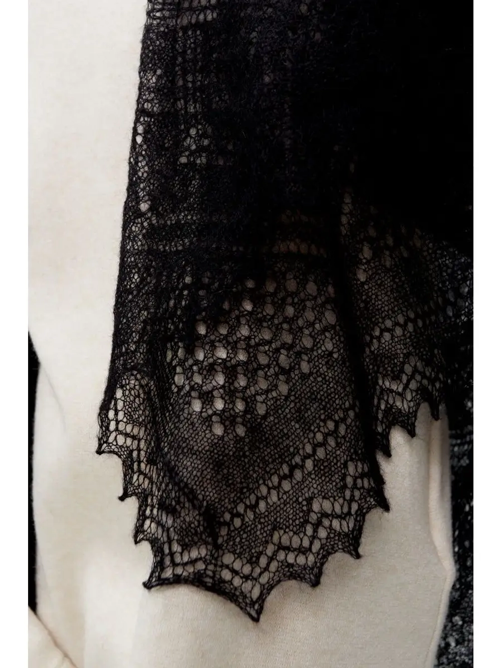 Оренбургский пуховый платок-паутинка А130-07 черный