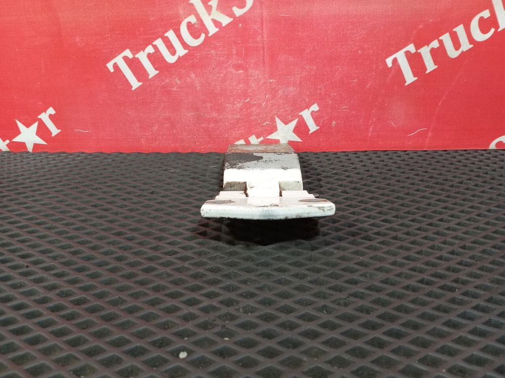 Петля двери