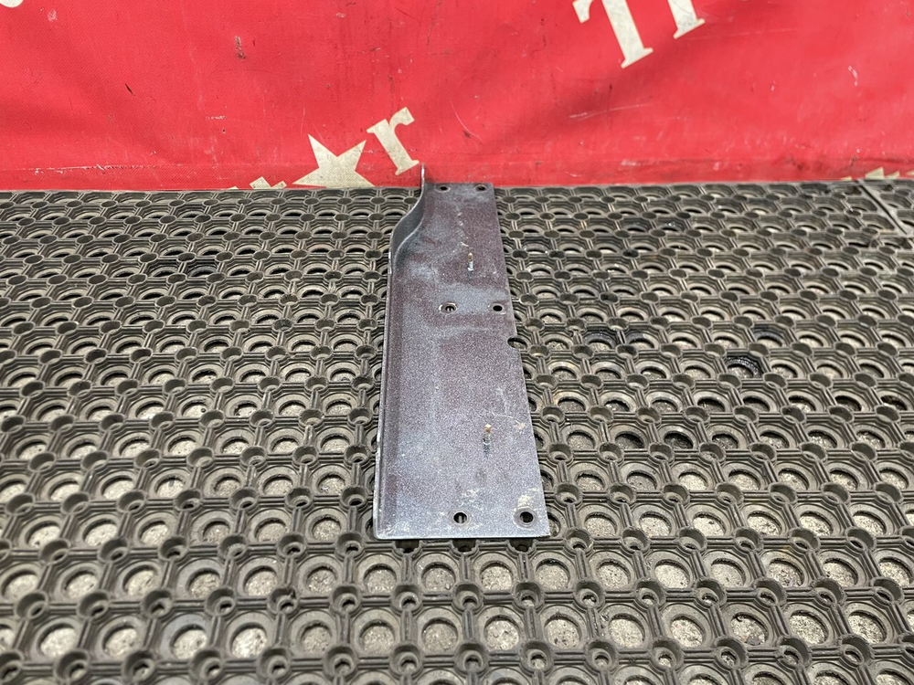 Кронштейн инструментального ящика левый