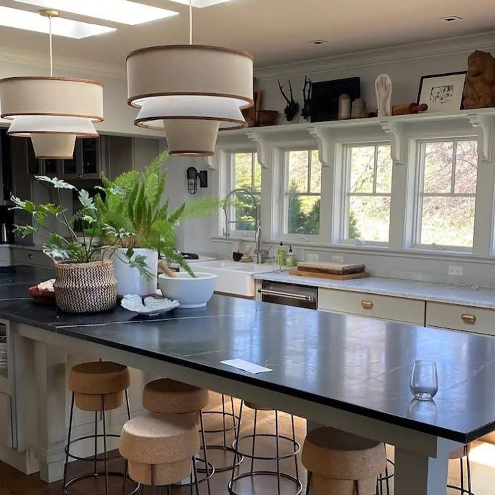 Современная подвесная люстра с тканевым абажуром и деревянными акцентами