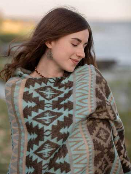 Теплый палантин с орнаментом