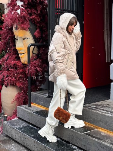 Бежевый пуховик с воротником из овечьей шерсти