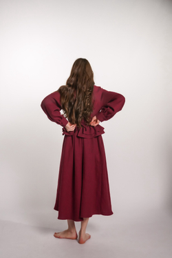Платье с V-вырезом, поясом-баской и длинным рукавом из крапивы бордо