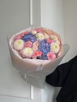 Букет сборный из гортензии, кустовой пионовидной розы, георгин и диантусов