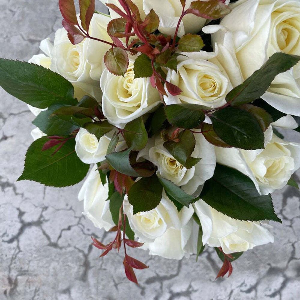 Блаженство — букет ароматных белых роз Норма Джин с юными веточками-пасынками — букет на 40 см