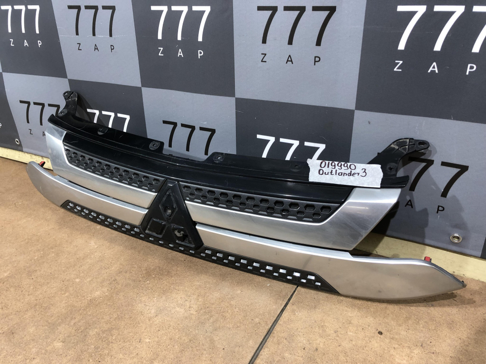 Решетка радиатора Mitsubishi Outlander 3 18-21 Б/У Оригинал 7450B298