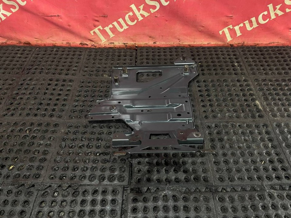 Кронштейн брызговика правого 2019г