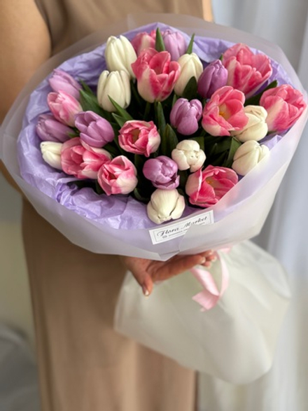 Утонченное сочетание розовых, белых и сиреневых тюльпанов в монобукете от Флора Маркет