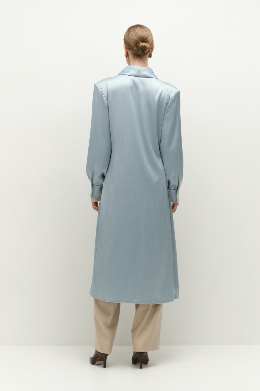 Платье на запах с подплечниками