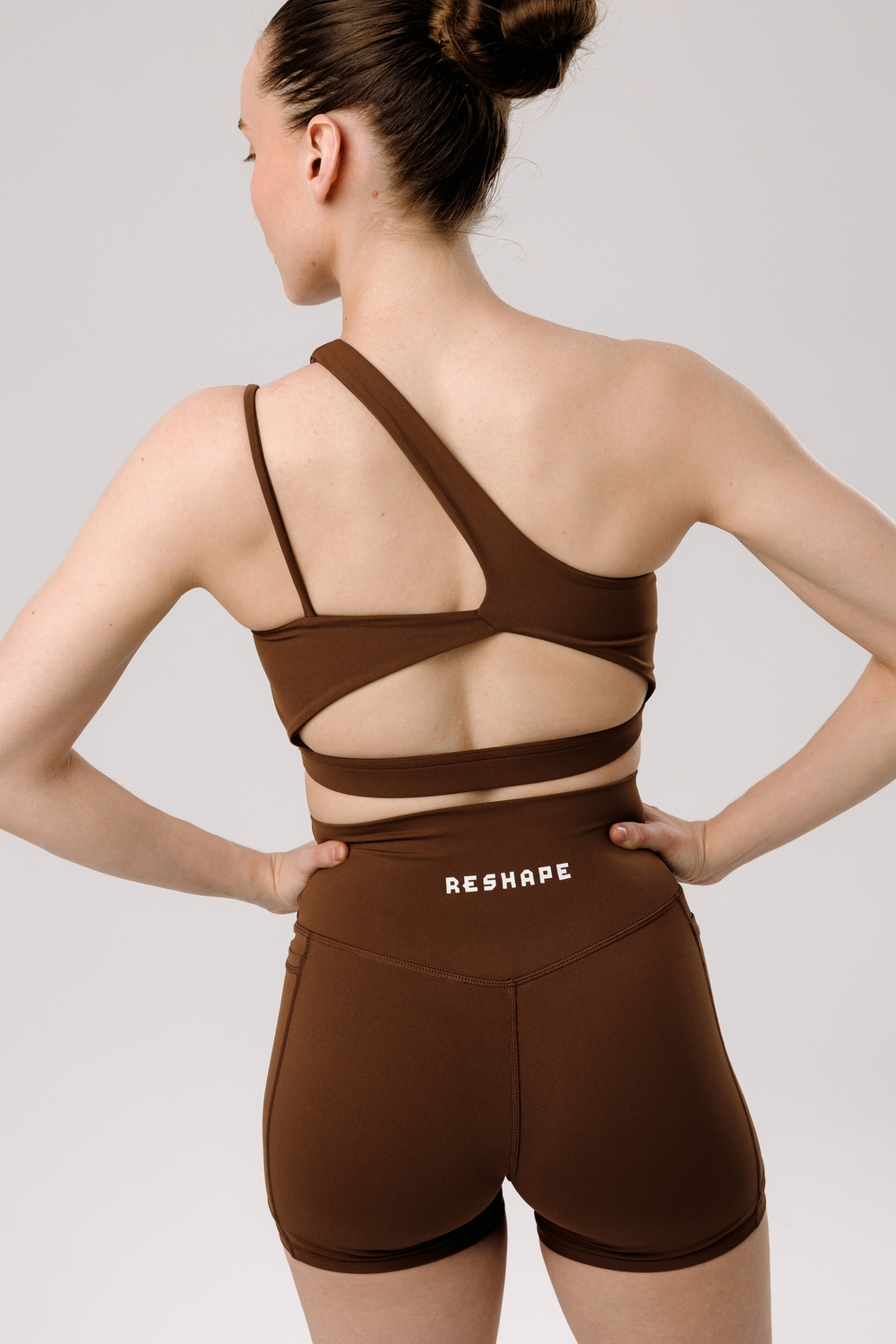 Костюм с велосипедками из эластичной ткани с топом на одно плечо