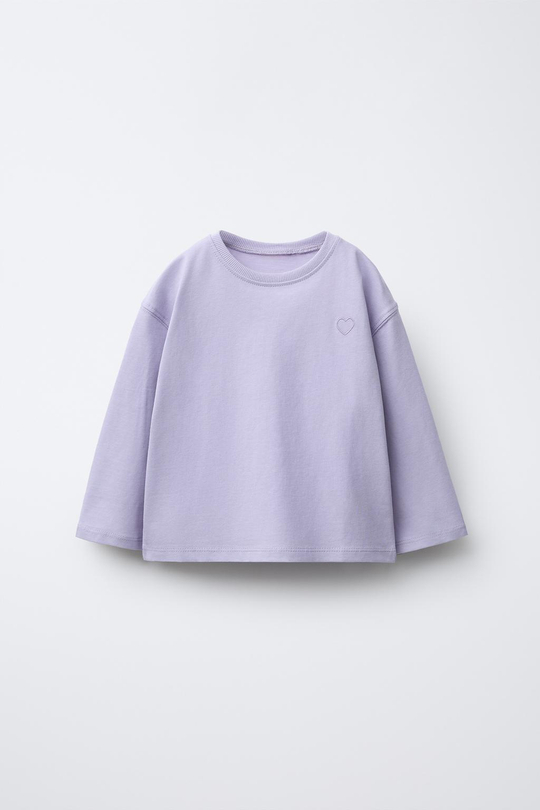 ZARA БАЗОВАЯ ФУТБОЛКА С ВЫШИТЫМ СЕРДЦЕМ, СВЕТЛО-СИРЕНЕВЫЙ