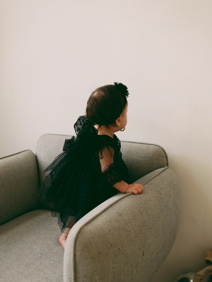 Платье в черном цвете с рукавами до локтя