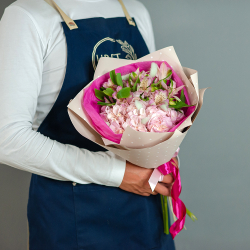 Сборный мини букет с розовой гортензией и альстромерией
