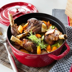 STAUB Чугунная кастрюля Cocotte 18 см 1,7 л красная