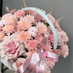 Композиция в корзине с французскими розами и персиковой хризантемой