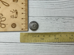 Пуговица GG серебро 18мм стразы пухлые