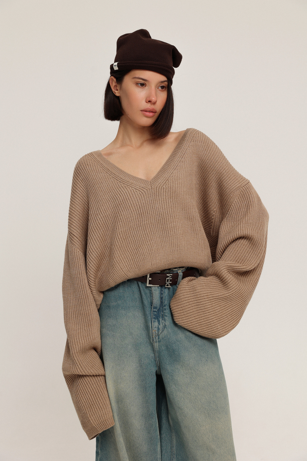 Джемпер вязаный с V-вырезом