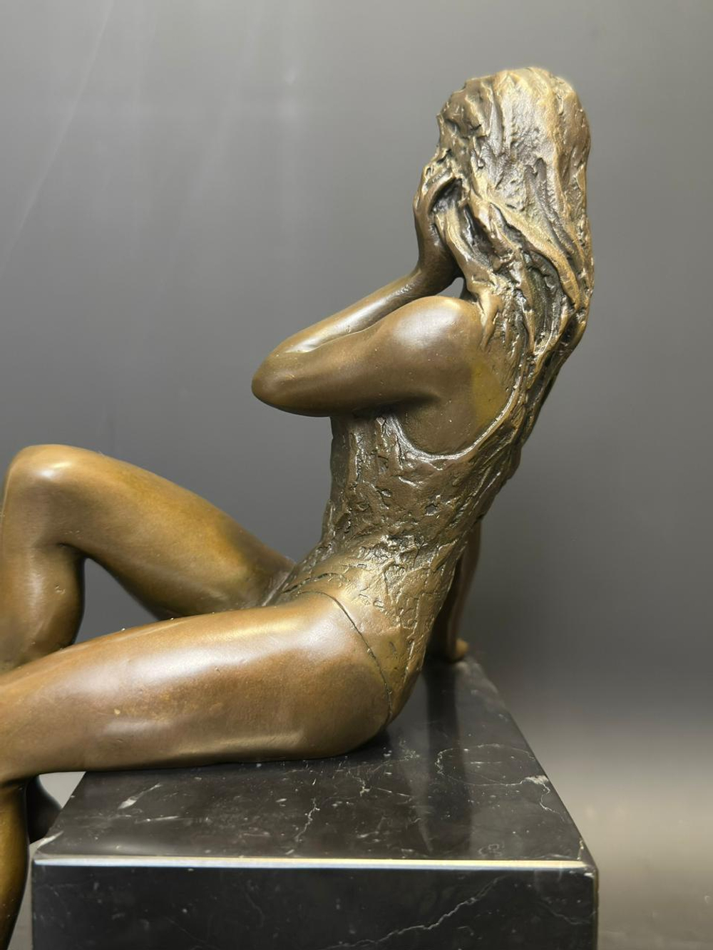 Бронзовая скульптура «Обнаженная на камне»