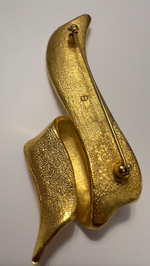 Крупная брошь лента