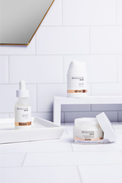 Revolution Skincare Restore Collagen Boosting - регенерирующая крем-маска на ночь, поддерживающая выработку коллагена /   50  ml  / GTIN 5057566621410