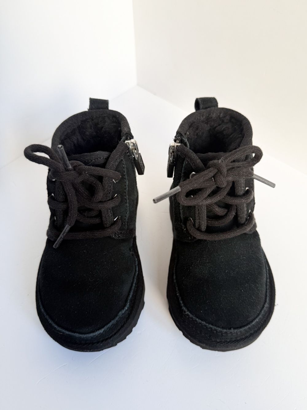 Замшевые ботинки Ugg, 23