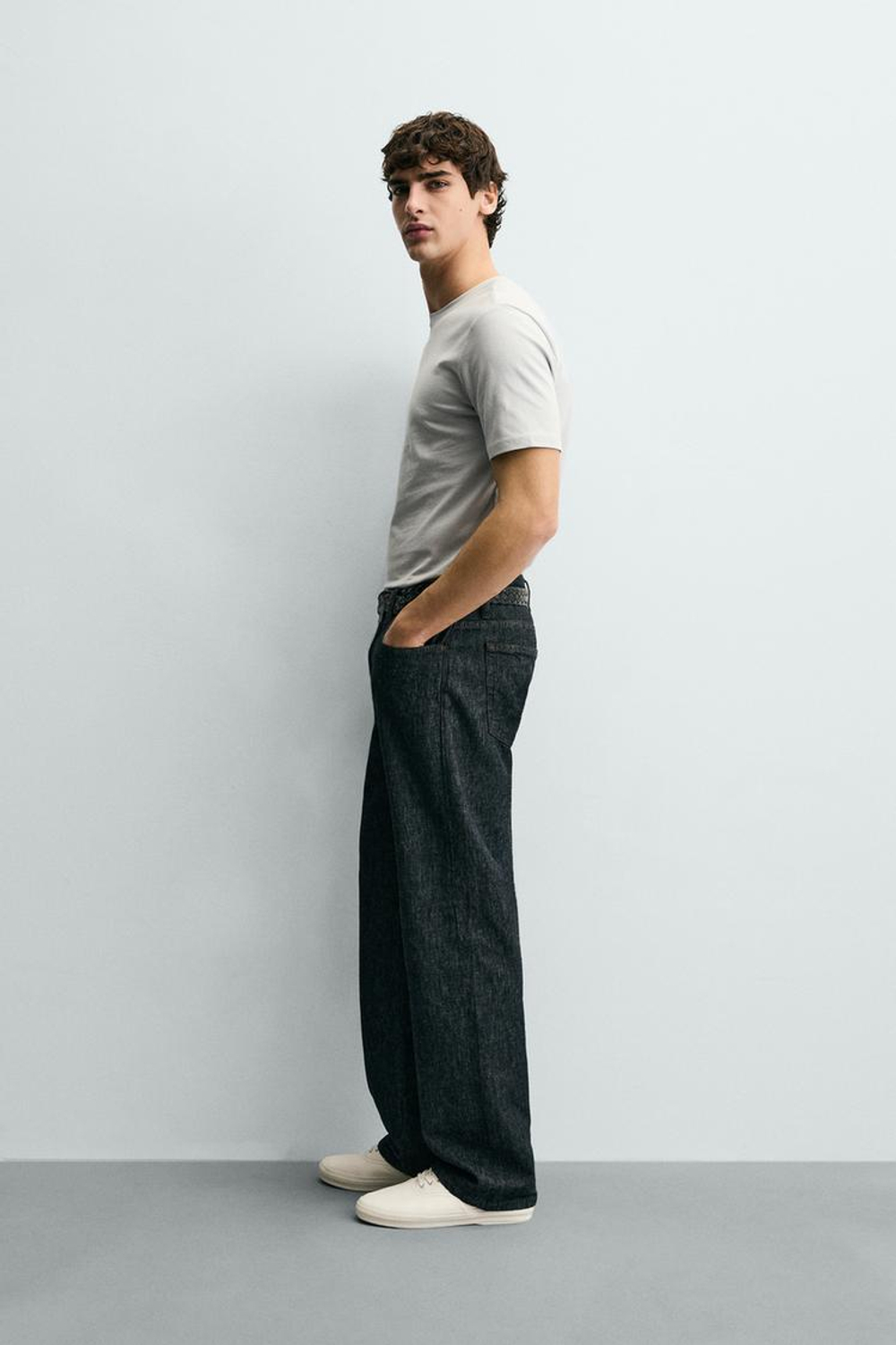 ZARA БАЗОВАЯ ПРИТАЛЕННАЯ ФУТБОЛКА SLIM FIT, ЖЕМЧУЖНО-СЕРЫЙ