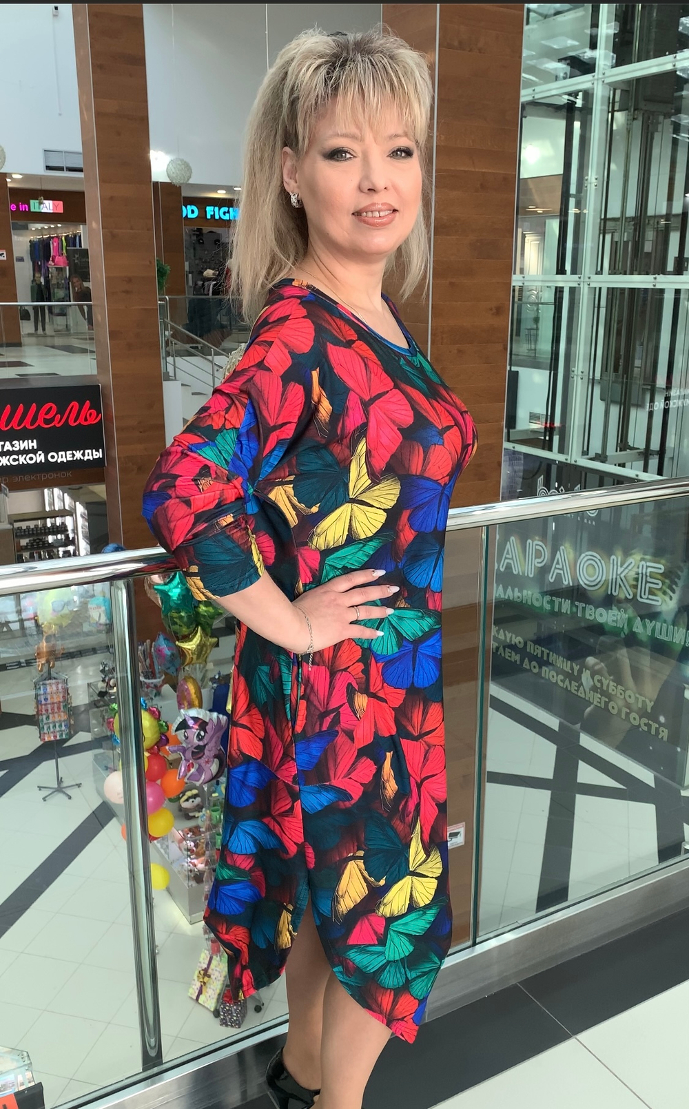 Трикотажное яркое платье с разрезами по бокам