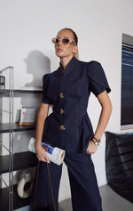 Костюм из джинсы с приталенным жакетом