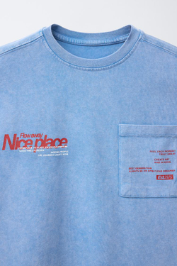 ZARA ФУТБОЛКА С НАДПИСЬЮ И КАРМАНОМ, ЛИНЯЛЫЙ СИНИЙ