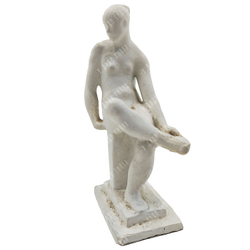 Матвеев А. Т. Скульптура из серии «Банька». Купальщица сидит, запрокинув ногу на ногу. Гипс. 1923