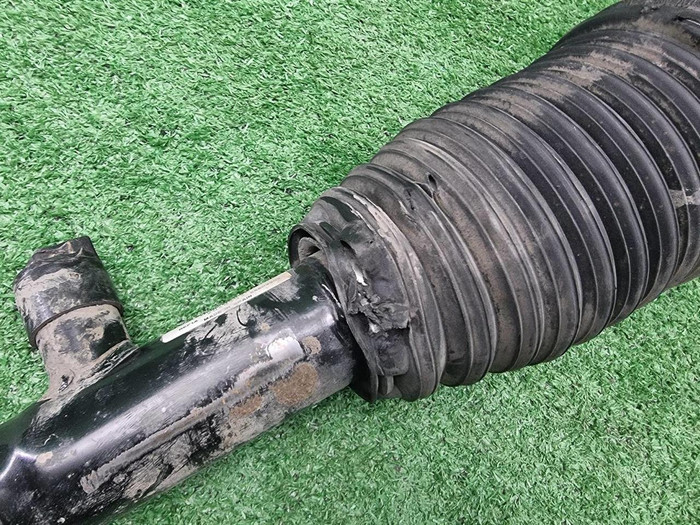 Стойка пневматическая левая Volvo XC90 2 (14-нв)