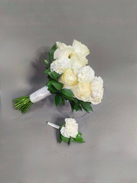 Букет невесты и бутоньерка в белой гамме