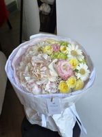 Букет из гортензии, кустовых роз, минигерберы и лизиантуса