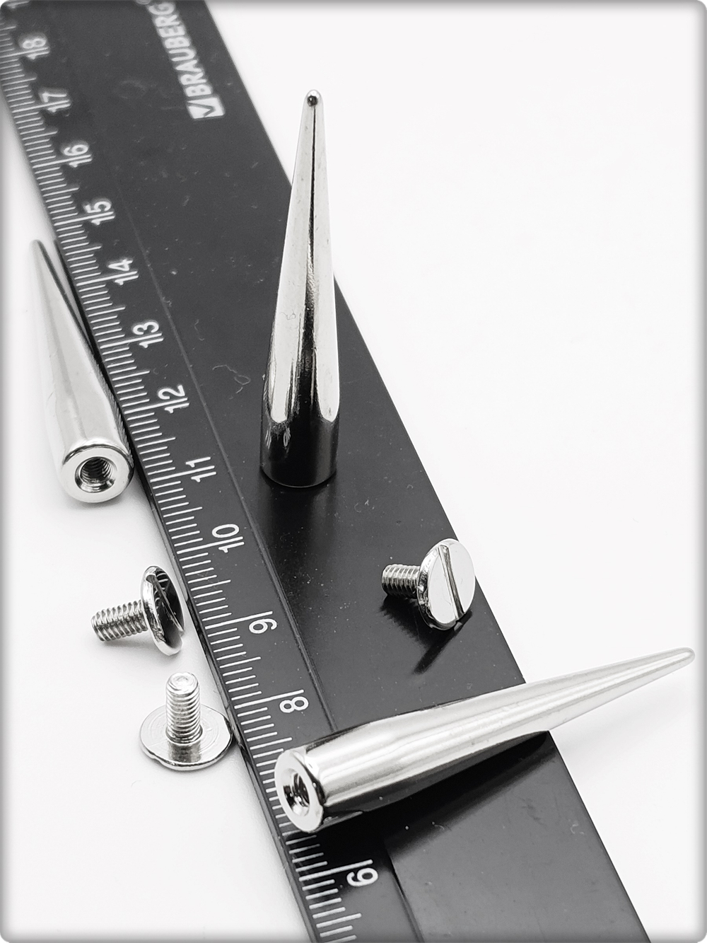 Шипы конусные 40х6мм на винте для декора браслетов, чокеров.