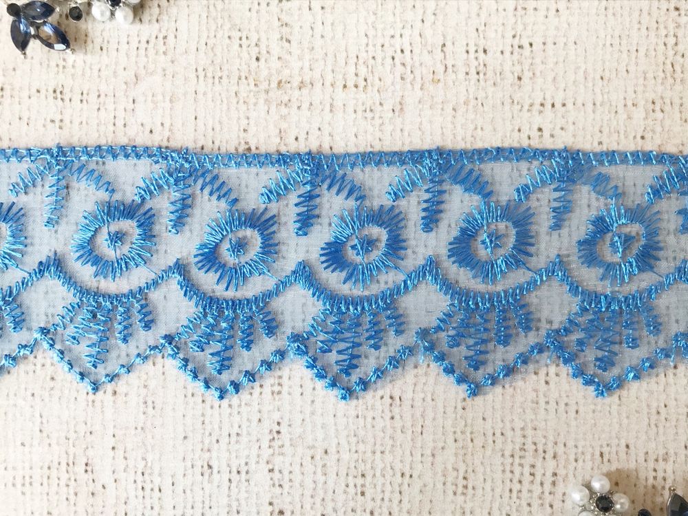 Вышивка на органзе, ш. 5,5 см.