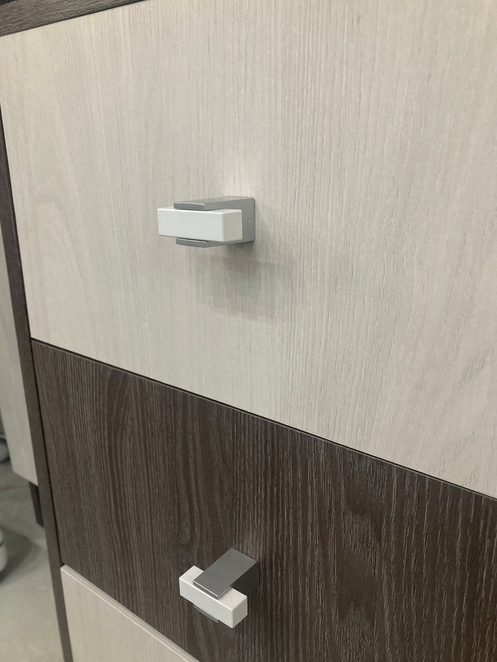 Стол письменный Омега-18 ясень анкор тем/ясень анкор свет