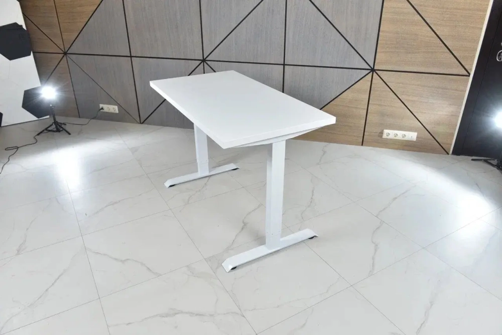 Регулируемый компьютерный стол Bazalt с регулировкой по высоте — столешница МДФ Белый