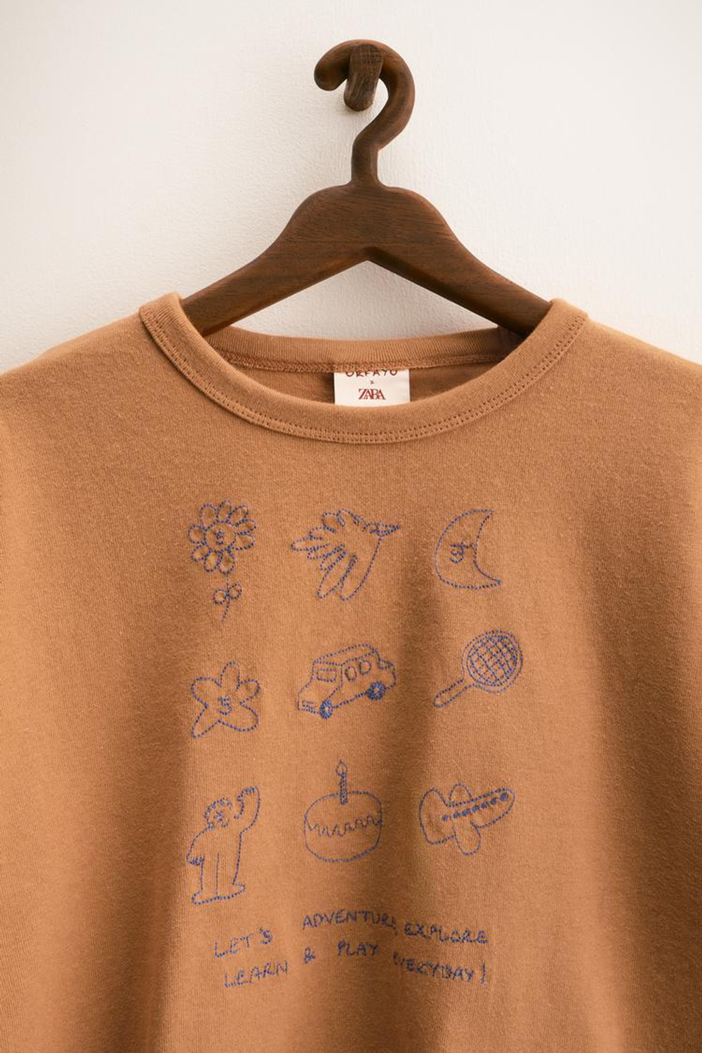 ZARA ZARA TIMELESS — ФУТБОЛКА С ВЫШИВКОЙ ORFAYO ©, ЧЕРЕПИЧНЫЙ