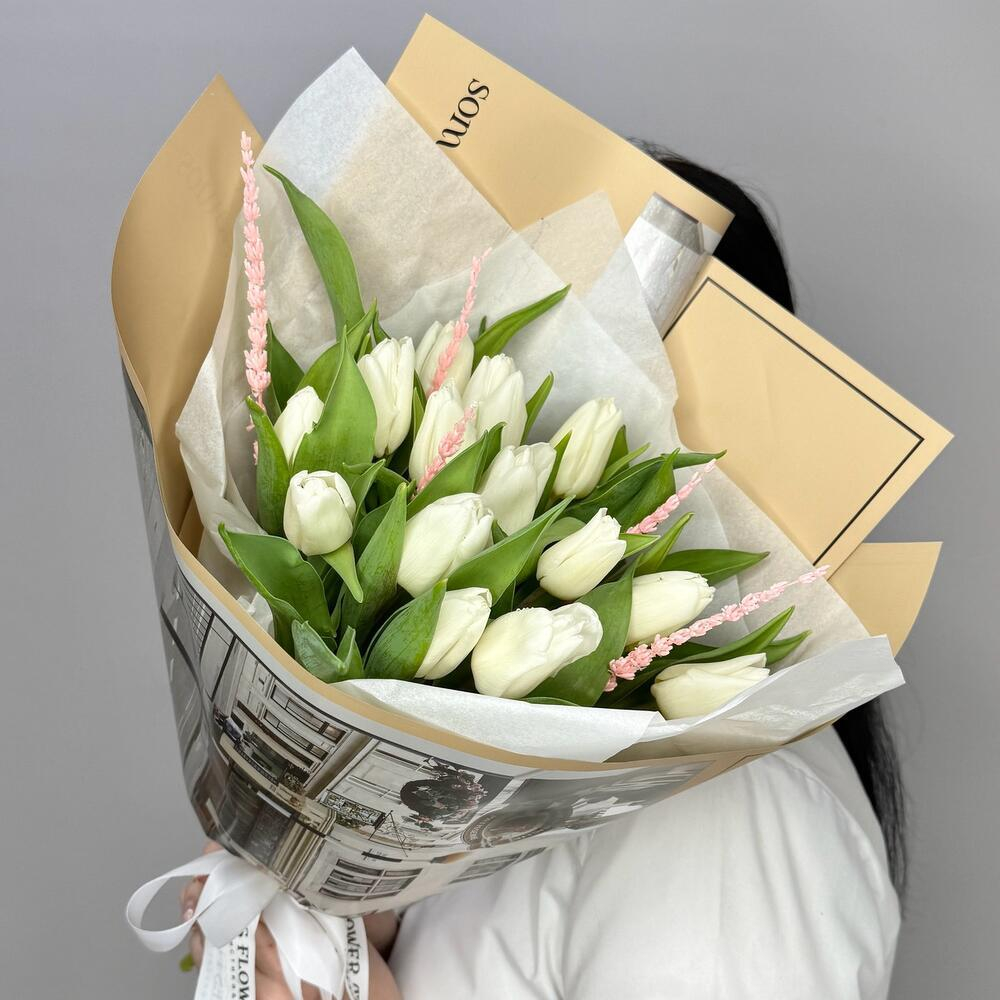 15 белых тюльпанов с нежной лавандой