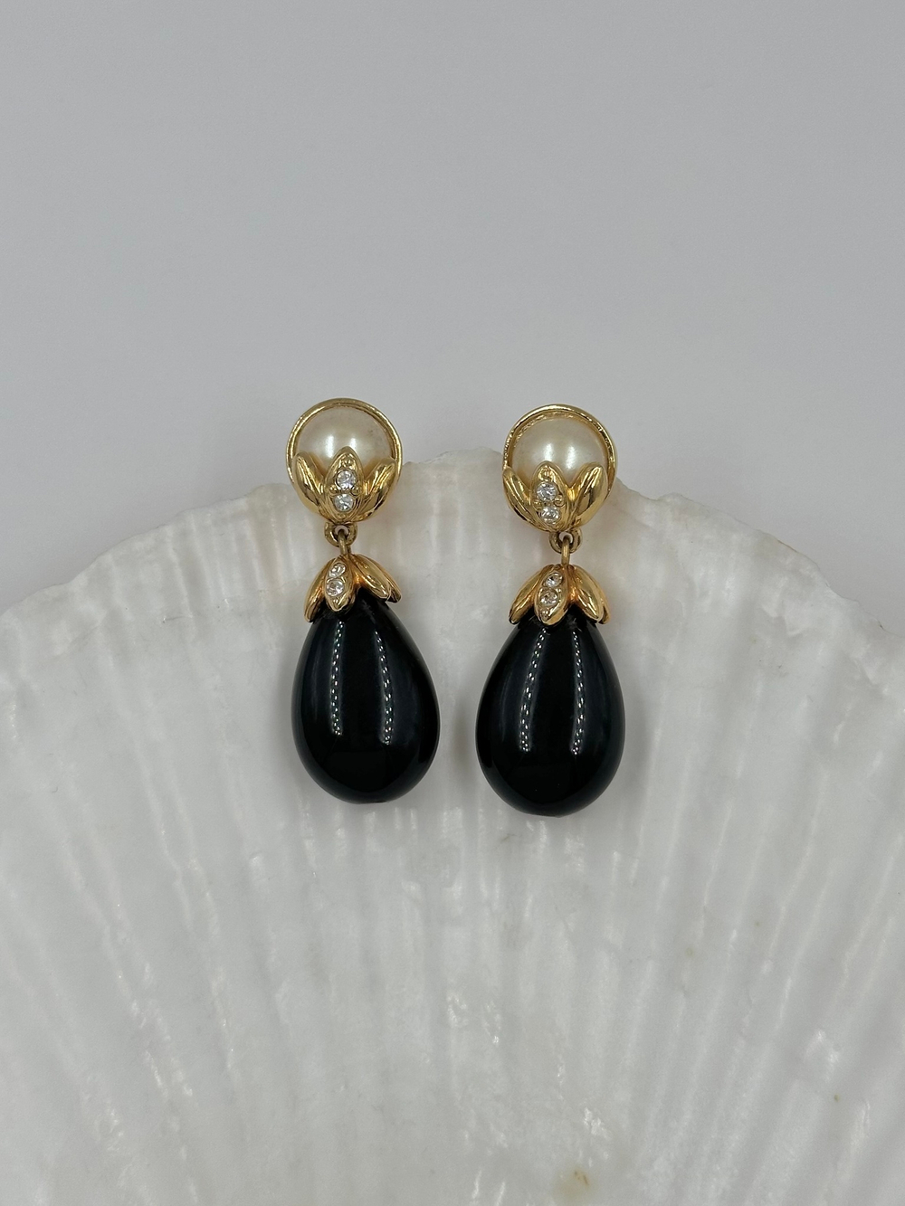Серьги с чёрными подвесками Avon