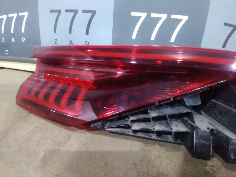 Фонарь крышки багажника Audi Q8 (4MN) 18-нв Б/У Оригинал 4M8945695B