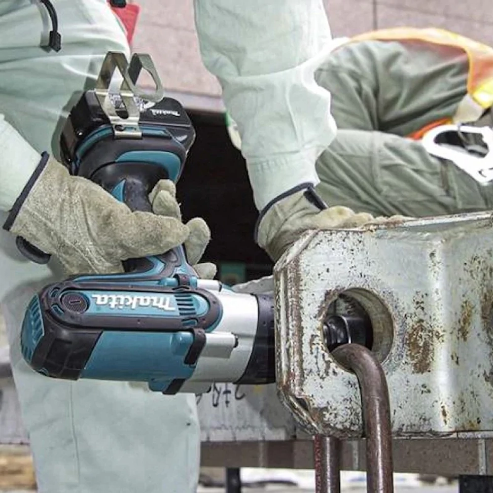 Makita DTW450Z аккумуляторный гайковерт (без АКБ и ЗУ)