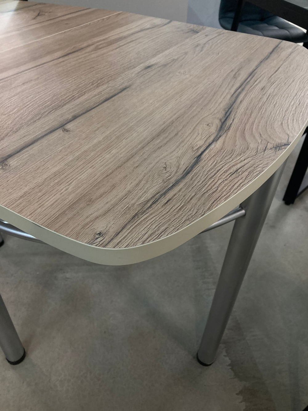 Стол пластик пристенный