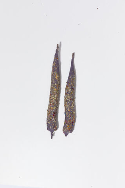 Фиолетовая свеча среднего размера