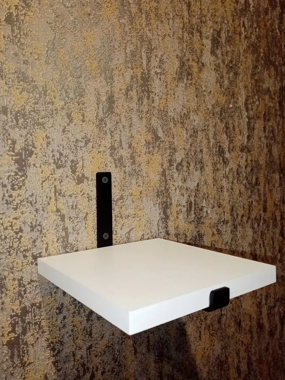 Полка настенная маленькая на кронштейне