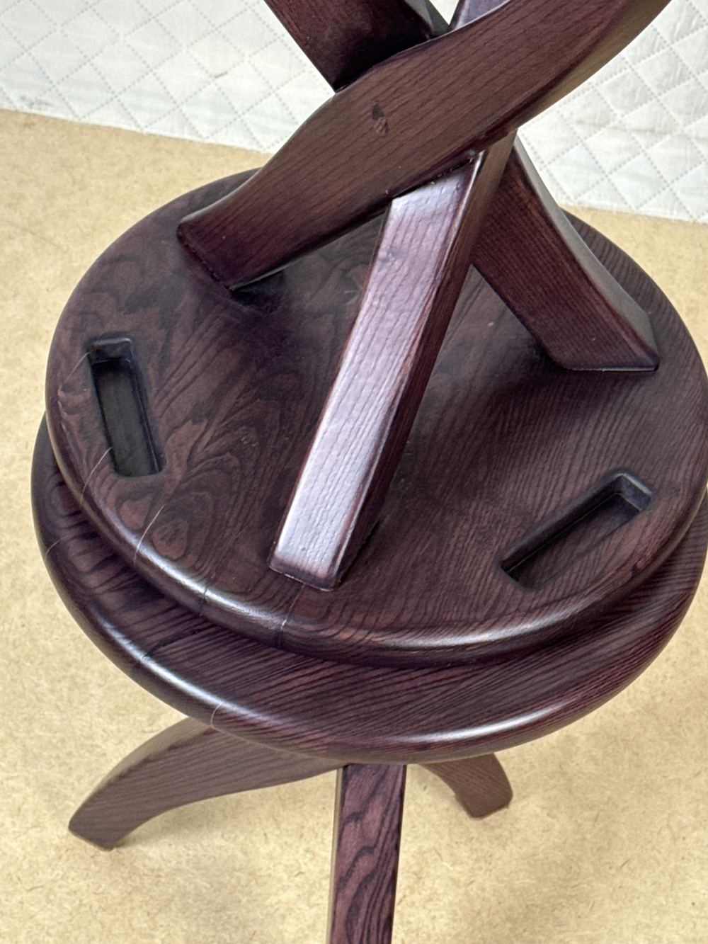 Табурет деревянный