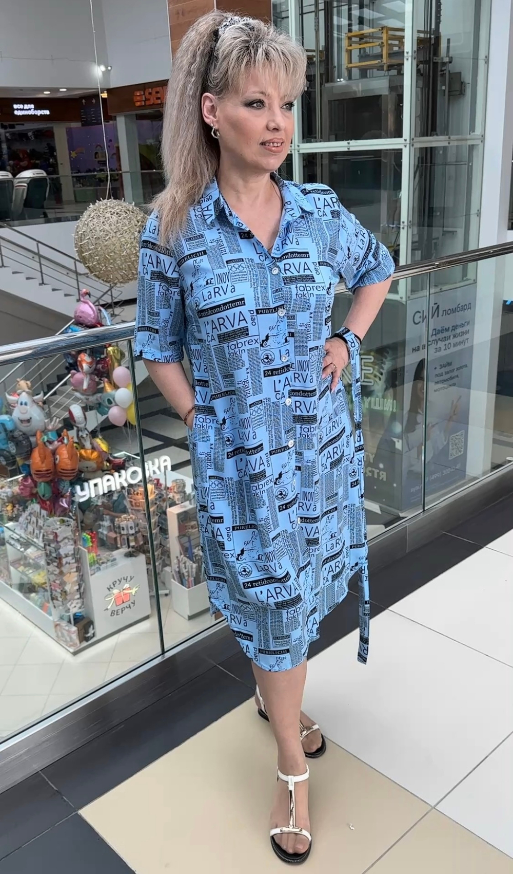 Платье-рубашка с пояском и газетным принтом