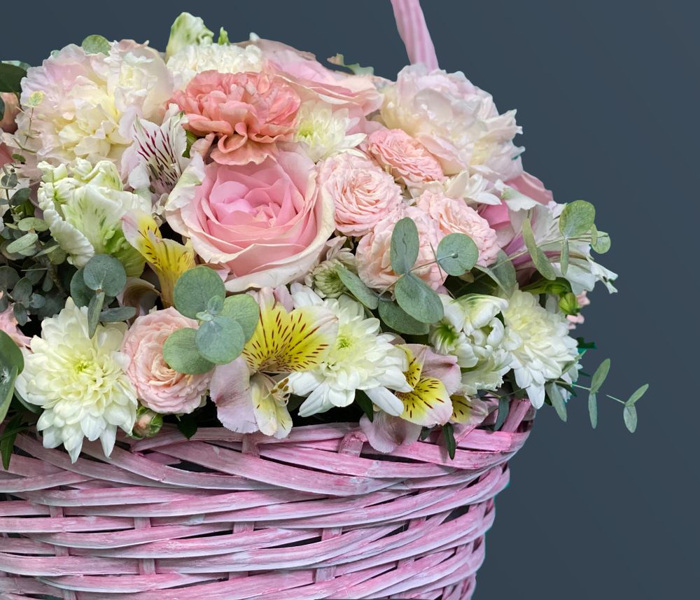 Букет Корзинка розовая с пиновидными Розами